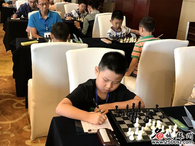 吴江7岁男孩俞樾：苏州最年轻的国际象棋“候补棋协大师”-好字无忧